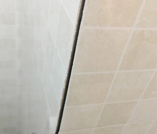 阜平瓷砖空鼓维修公司分享阳台瓷砖脱落的修复过程可以分为以下几个步骤