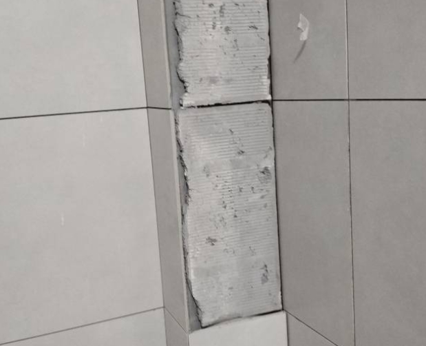 阜平瓷砖空鼓维修公司分享下瓷砖施工前基层浇水润湿程度不足，可能导致以下问题